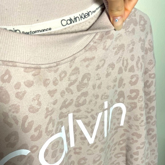 Used Calvin Klein light pink sweater - Picture 3 of 4